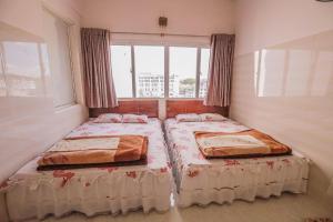 Cama ou camas em um quarto em Minh Chiến Hostel -Guest House-