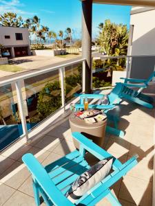- deux chaises bleues et une table sur un balcon dans l'établissement Blue horizon, à Yeppoon