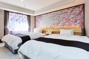 duas camas num quarto de hotel com uma grande pintura na parede em Hotel Tokyo Garden Palace em Tóquio