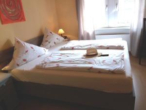 um quarto com uma cama com um chapéu em Weingut Matthias Dauns em Reil