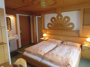 Ein Bett oder Betten in einem Zimmer der Unterkunft Gästehaus Schneeberger