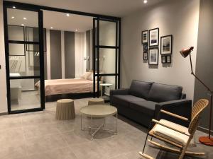 un soggiorno con un divano e un letto di siviri suites a Siviri