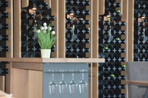 Weingut Bugner Meizelhof في Klein-Winternheim: غرفة تذوق النبيذ مع جدار من زجاجات النبيذ