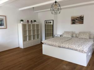 una camera bianca con un letto bianco e una parete bianca di Fancy Luxury Home In Former Tavern a Gmunden