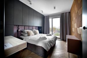 ワルシャワにあるP&O Serviced Apartments SOHO FACTORYのベッドルーム(大型ベッド1台、窓付)