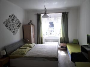 Schlafzimmer mit einem Bett und einem Fenster in der Unterkunft Apartmány Karlštejn in Karlštejn