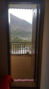 d'un balcon avec vue sur la montagne. dans l'établissement Karim Hotel, à Hunza