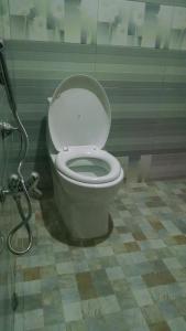 La salle de bains est pourvue de toilettes blanches. dans l'établissement Karim Hotel, à Hunza