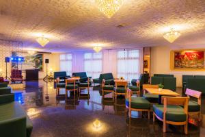 een restaurant met tafels en stoelen in een kamer bij BLUESEA Continental in Tossa de Mar