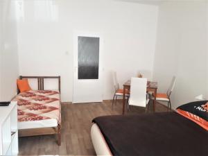 Postel nebo postele na pokoji v ubytování Apartmány Karlštejn