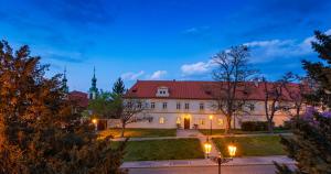 Κήπος έξω από το Loreta Hotel