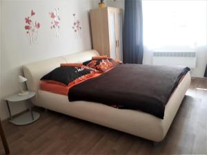Postel nebo postele na pokoji v ubytování Apartmány Karlštejn