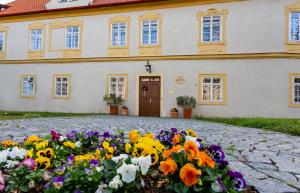 uma casa com flores em frente em Loreta Hotel em Praga