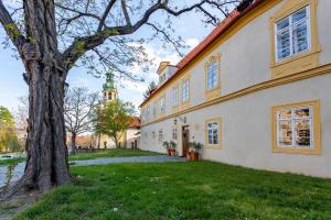 Κήπος έξω από το Loreta Hotel