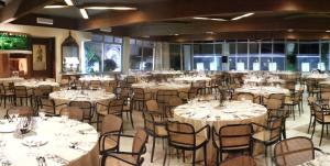 een feestzaal met witte tafels en stoelen bij Hotel Lido Garda in Anzio
