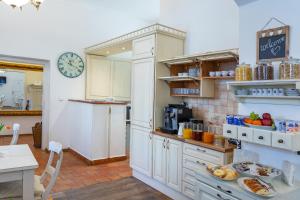 Η κουζίνα ή μικρή κουζίνα στο Loreta Hotel