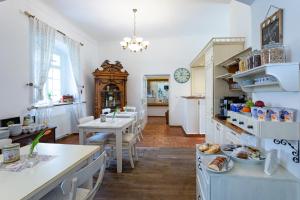 Η κουζίνα ή μικρή κουζίνα στο Loreta Hotel