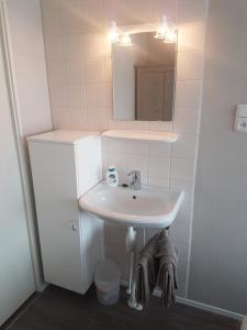 y baño con lavabo y espejo. en Appartement met inpandig balkon, 150 meter verwijderd van strand en centrum, en Zoutelande