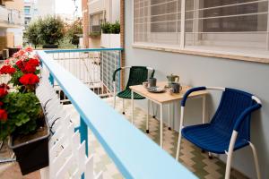 balcone con sedie, tavolo e finestra di BOTTASSO17 Guest House a due passi dal mare a Terracina