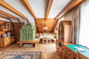 un soggiorno con un tavolo e un divano di Landhaus GRETE a Stubenberg