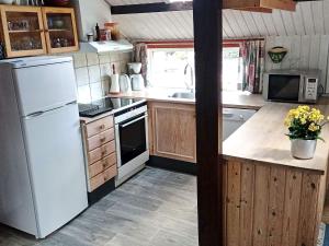 Alsにある6 person holiday home in Hadsundのキッチン(白い冷蔵庫、シンク付)