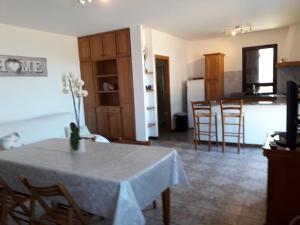 uma sala de estar com uma mesa e uma cozinha em APPARTEMENT VILLA Vue Mer CALCATOGGIO - TIUCCIA em Calcatoggio