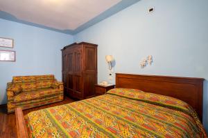 1 dormitorio con 1 cama y vestidor en Principato Di Ariis, en Rivignano