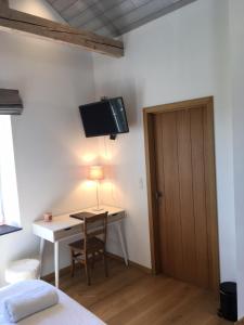 TV a/nebo společenská místnost v ubytování B&B Pegasus II - Chambre familiale de luxe avec sauna privatif