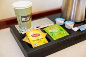Příslušenství pro přípravu čaje a kávy v ubytování Motel - Hôtel La Poularde