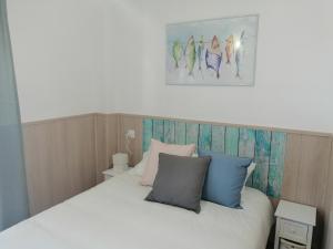 a bedroom with a white bed with blue pillows at Casa Isabel in San José