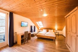 Katil atau katil-katil dalam bilik di Hotel Brienzerburli