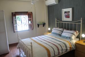 AlmedinillaにあるCasa La Nuezのベッドルーム(ベッド1台、窓付)