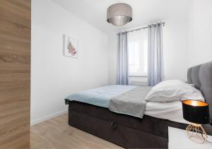 Tempat tidur dalam kamar di Bm Apartamenty w Centrum Szczecin