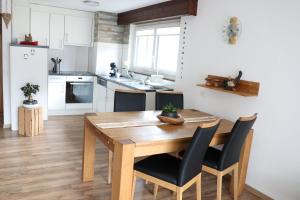 Kuchyň nebo kuchyňský kout v ubytování Ferienhaus Alea