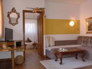 Appartments Innerhofer في ريفانو: غرفة معيشة مع أريكة وطاولة