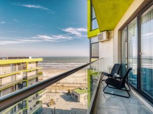 Elle comprend un balcon offrant une vue sur la plage. dans l'établissement Sunway - Pool & Spa Beach Resort, à Mamaia Nord – Năvodari