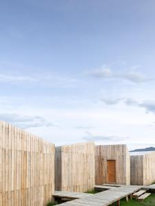 fachada de madera de un edificio con puerta de madera en AKA Patagonia en Puerto Natales