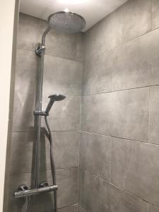 een douche met een douchekop in een badkamer bij Cassis Lodges in Cassis