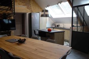 una cucina e una sala da pranzo con un tavolo di legno di chambres d’hôte le breuil a Sarlat-la-Canéda Altre 20 foto