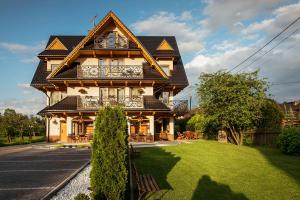 Casa grande con balcón en la parte superior de un patio en Dom Wypoczynkowy Koliba en Białka Tatrzanska