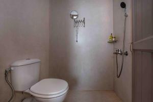 Un baño de Sandandstone villa Santorini 12 fotos más