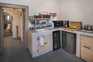 Una cocina o cocineta en Sandandstone villa Santorini