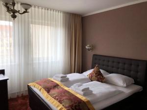 una camera da letto con un letto e asciugamani di Atlas Berlin Hotel a Berlino