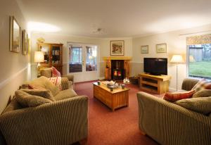 ein Wohnzimmer mit 2 Sofas und einem TV in der Unterkunft Glentruim Homestay B&B in Newtonmore