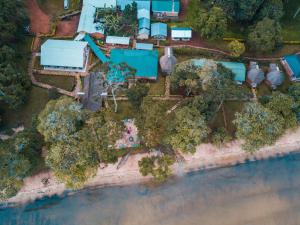 Kalangala的住宿－Mirembe Resort Beach Hotel Ssese，海滩上房屋的空中景致