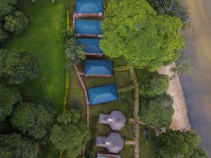 een uitzicht over een park met blauwe planten en bomen bij Mirembe Resort Beach Hotel Ssese in Kalangala