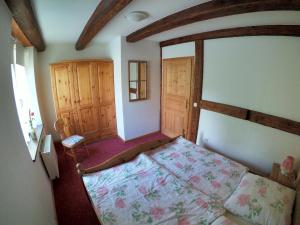 Ένα ή περισσότερα κρεβάτια σε δωμάτιο στο Ferienwohnung zur Schmiede