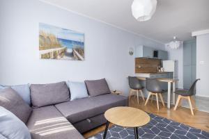 ein Wohnzimmer mit einem Sofa und einem Tisch in der Unterkunft 29 apart in Gdynia