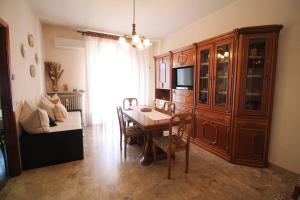 ein Wohnzimmer mit einem Esstisch und einem TV in der Unterkunft DA NONNA RITA in Vigevano