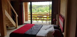 Voodi või voodid majutusasutuse Le Jura en toutes saisons Piscine, SPA, location VTT, balades 2cv, climatisation toas
